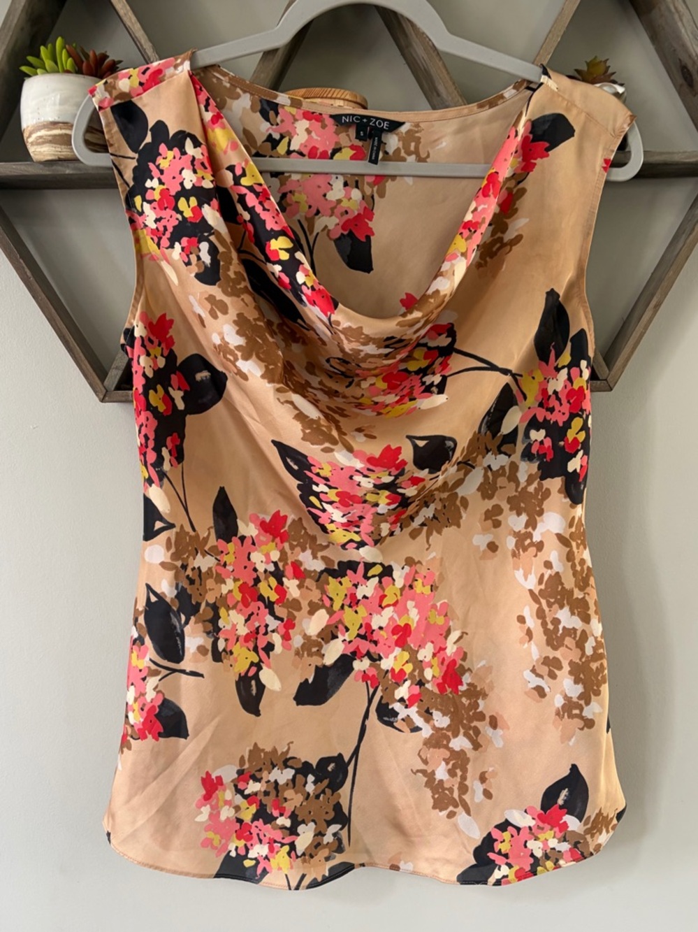 Nic+Zoe sleeveless floral cowl neck top. Women’s size small.